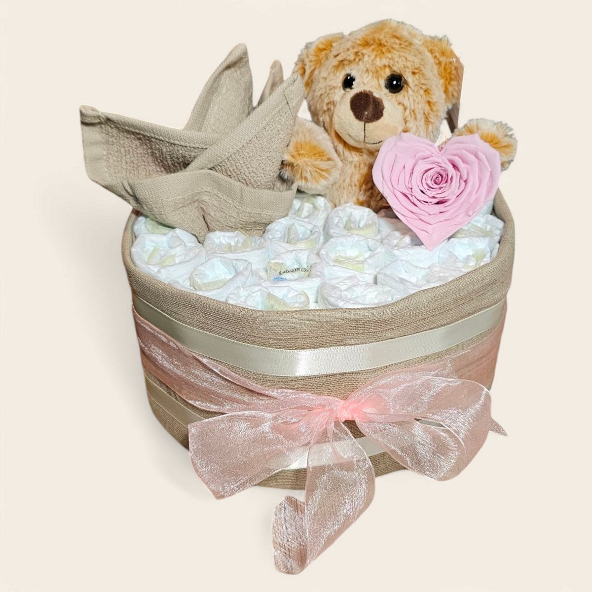 Luxe Luiertaart 1-Laags met Premium Pampers, roze Longlife Roos in de vorm van een hart, Hydrofiele Doek, Spuugdoekje en Superzacht Beertje: Het Perfecte kraam cadeau