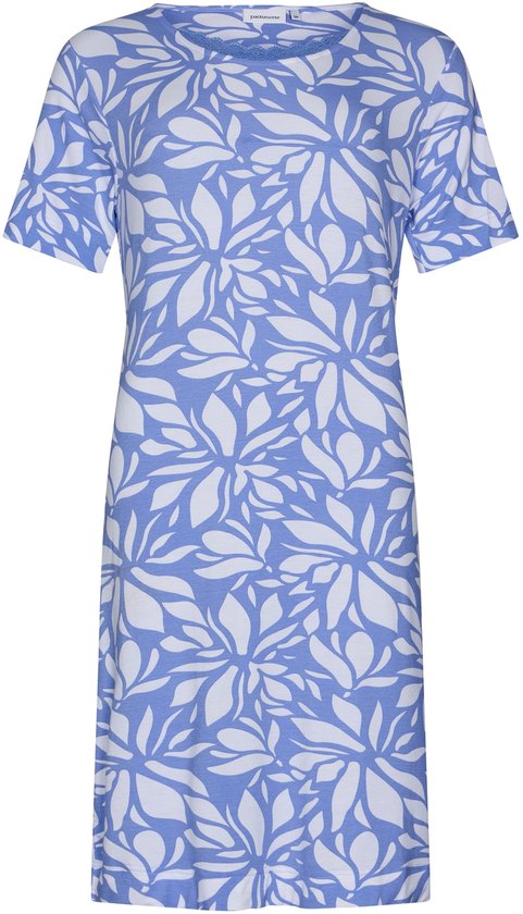 Blauw nachthemd met wit bladmotief, korte mouwen en ronde hals.