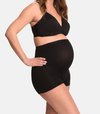 Zwarte zwangerschapsboxershorts met shapewear-effect, gedragen door een zwangere vrouw met een zwarte bh.