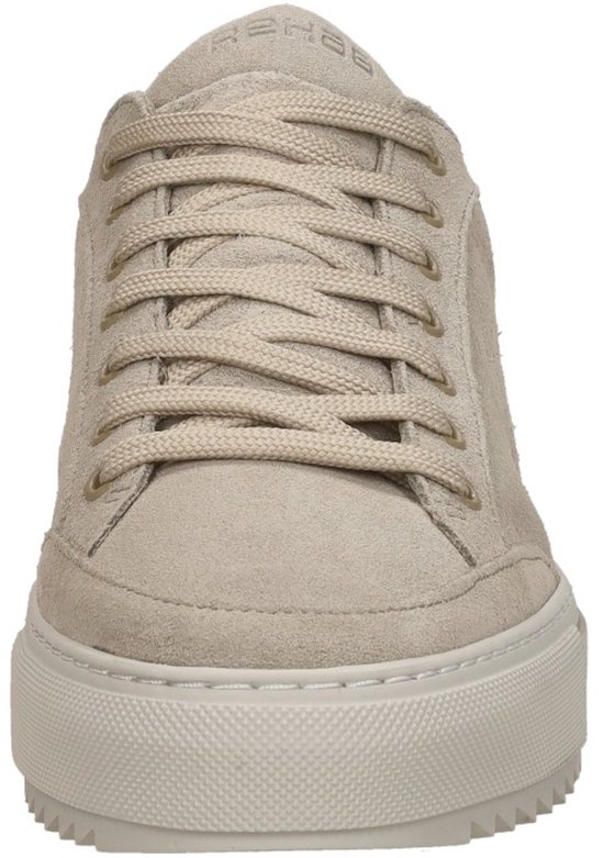 Crème suède lage sneakers met beige veters en dikke witte zool.