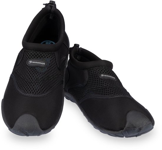Een paar zwarte waimea waterschoenen met mesh voorkant.