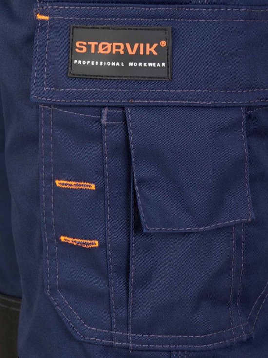 Pantalon de travail bleu marine avec une étiquette logo STØRVIK sur une poche cargo.