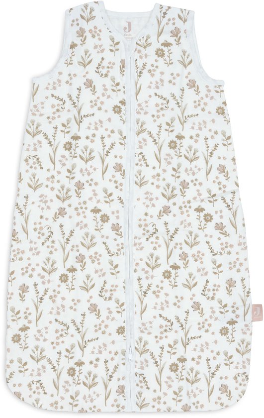 Lichtblauwe slaapzak met een all-over print van beige en roze bloemen en takjes. Sluit met een rits.