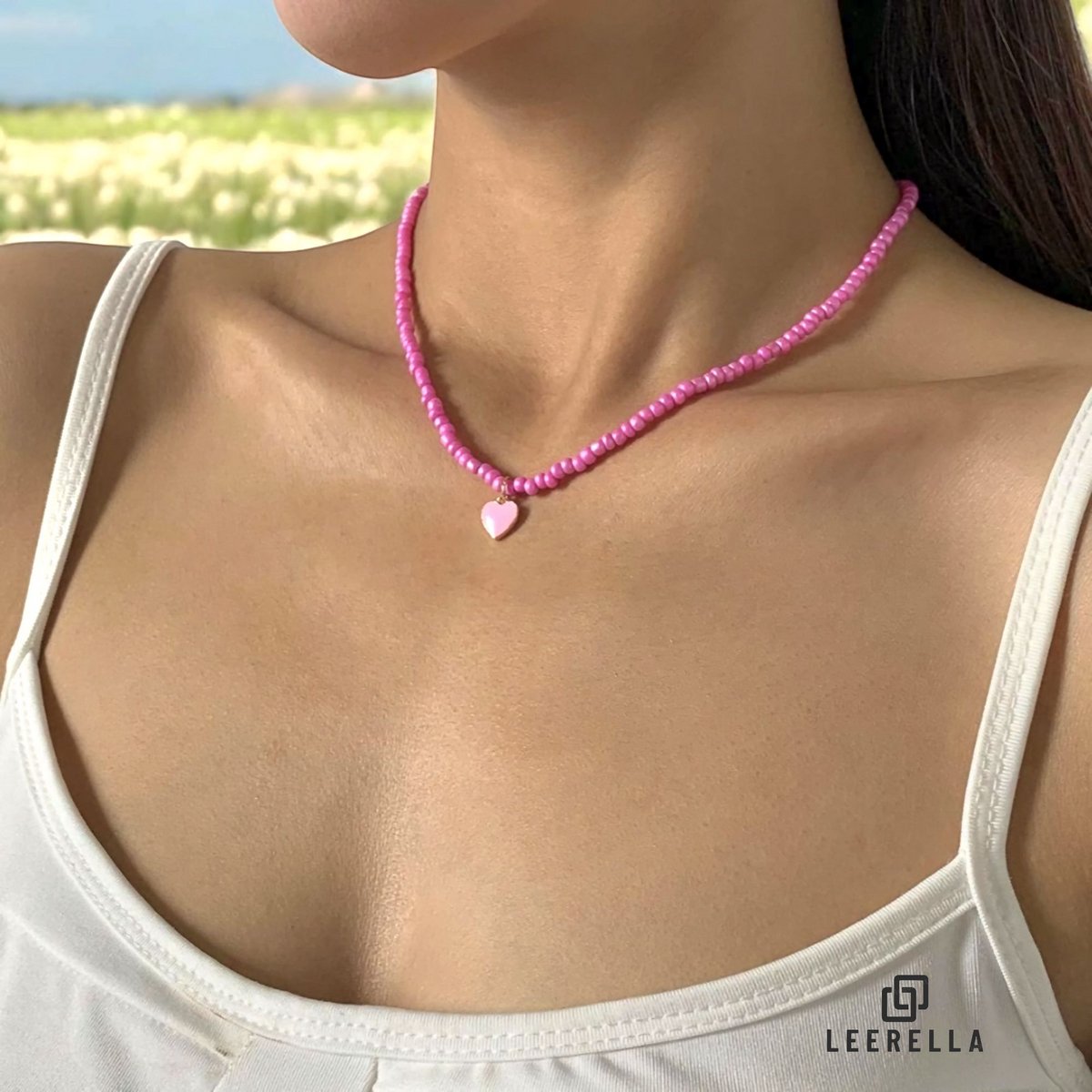 Leerella Choker Ketting Roze met Hart Hangertje – Boho Kralen Choker – Trendy Halsketting – Stijlvolle Dames Sieraden – 37+5 cm