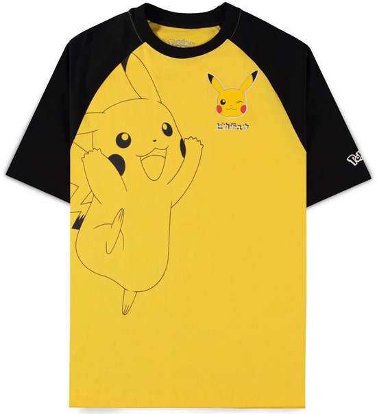 Gele T-shirt met lange zwarte raglanmouwen. Grote lijntekening van Pikachu op de voorkant, met klein Pikachu hoofd en tekst.