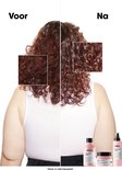 Photo avant/après de cheveux bruns foncés bouclés. À gauche 'avant' avec une mèche de cheveux crépus, à droite 'après' avec des boucles brillantes. Les produits en bas.