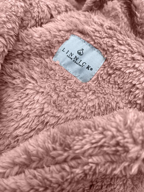 Tissu polaire teddy rose avec étiquette LINNICK.