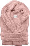 Peignoir rose en polaire teddy avec capuche, plié et noué par une ceinture.