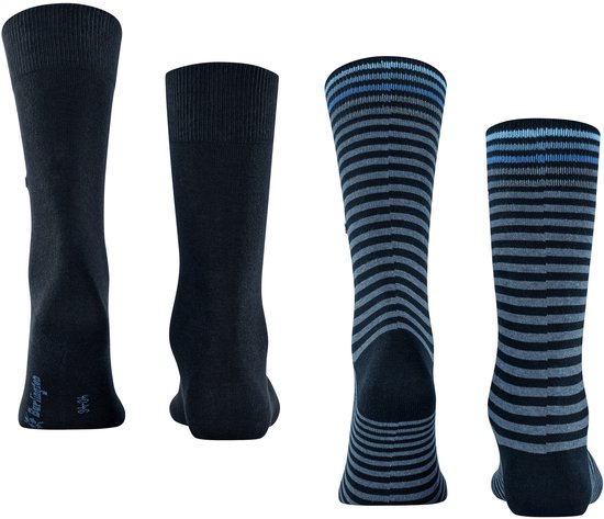 Achterkant van sokken: twee paar effen donkerblauw, twee paar gestreept blauw en grijs.
