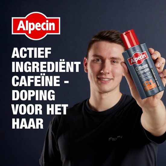 Jonge man die een Alpecin C1 Caffeine Shampoo fles toont. "ACTIEF INGREDIËNT CAFEÏNE - DOPING VOOR HET HAAR"