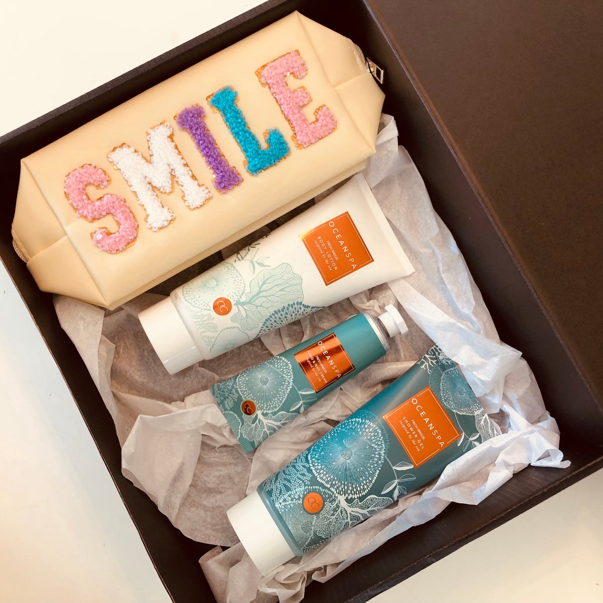 Hotelathome SMILE Beauty Cadeaubox voor Vrouwen – Ocean Spa Douchegel, Bodylotion & Handcrème + Toilettas – Luxe Verwenpakket