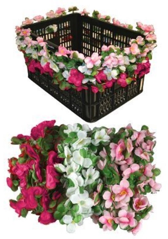 Zwarte mand versierd met roze, witte en rode bloemenslingers. Slingers op een hoopje.