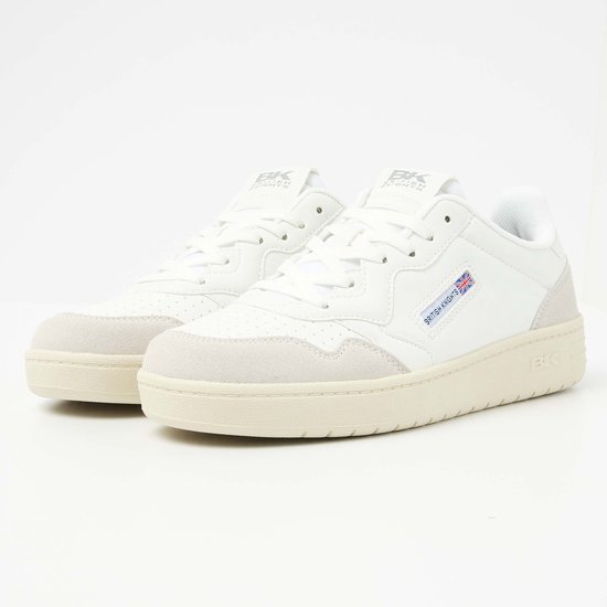 Wit leren sneakers met suède neus en veters, met Union Jack logo.