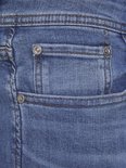 Close-up van het kenmerkende stiksel op de zak van een Jack & Jones spijkerbroek.