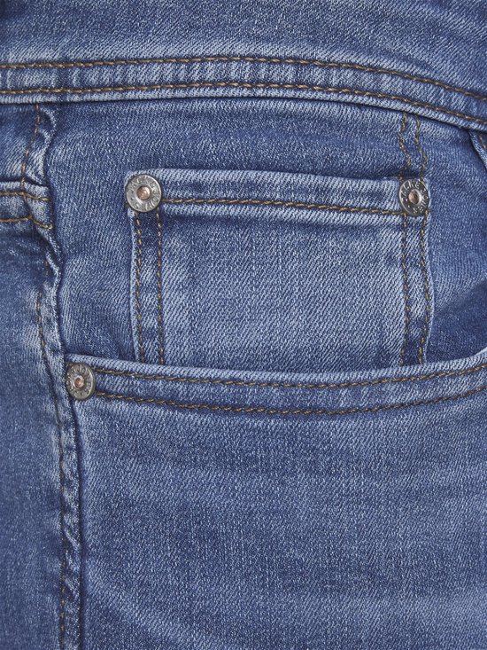 Close-up van het kenmerkende stiksel op de zak van een Jack & Jones spijkerbroek.