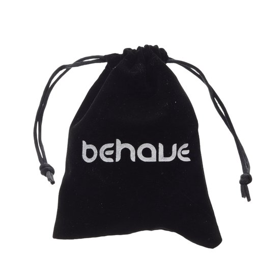 Zwart fluwelen opbergzakje met de tekst 'behave' in zilver.