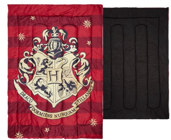 Bedsprei met Gryffindor wapen, rode en gouden strepen, met de tekst "DRACO DORMIENS NUNQUAM TITILLANDUS". De andere kant is zwart.