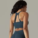 Achterkant van een blauwgrijze sportbeha met ribbeltextuur en een open detail op de rug.