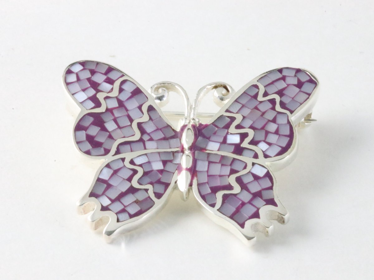 Zilveren vlinder broche met paarse parelmoer