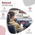 Man in auto die een autoradio met 7-inch touchscreen en Apple CarPlay bedient.