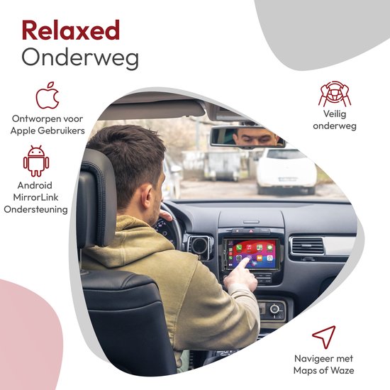 Man in auto die een autoradio met 7-inch touchscreen en Apple CarPlay bedient.