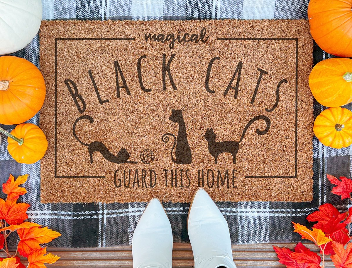 Laser Point Black Cats Guard This Home | 60x40 cm | Nieuwe huis cadeau | Ingangsmat | Deurmat met stijl | Verhuizing cadeau | Praktisch & trendy | Perfect voor binnenkomst | Cadeau voor nieuwe woning Bruin | Zwart (Gravering 60x40)