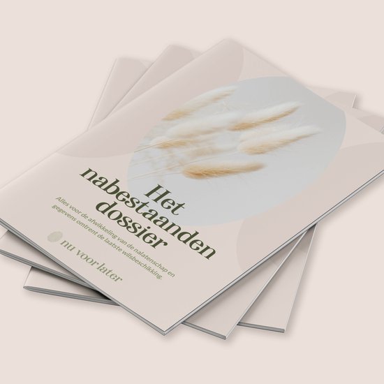 Stapel dossiers met de titel 'Het nabestaanden dossier' en een afbeelding van pluizige planten.