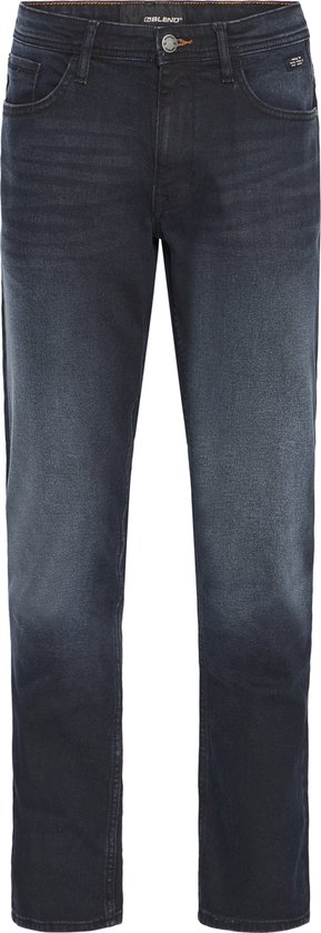 Donkerblauwe jeans met een subtiel vervaagd effect. Vooraanzicht.