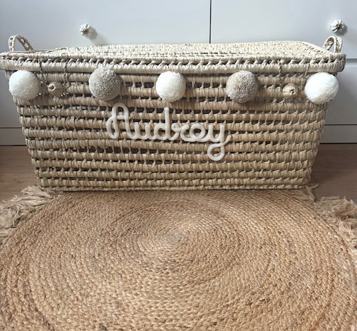 Opbergmand XXL - Rieten mand - 80cm - Speelgoed - Opbergen - Mand met naam - Pompon - Wol - Gepersonaliseerd - Handgemaakt - Decoratie - Geboortegeschenk - Verjaardagscadeau - Kraamcadeau - Geboorte - Marokko - Palmblad -Cadeau - Kinderkamer - Koffer
