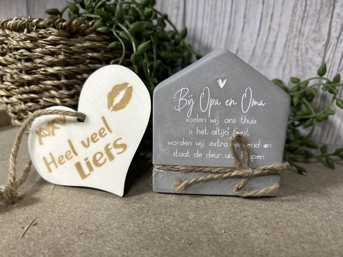 Creaties van Hier – Cement house Opa en Oma met houten hartje - 8 cm – Cement