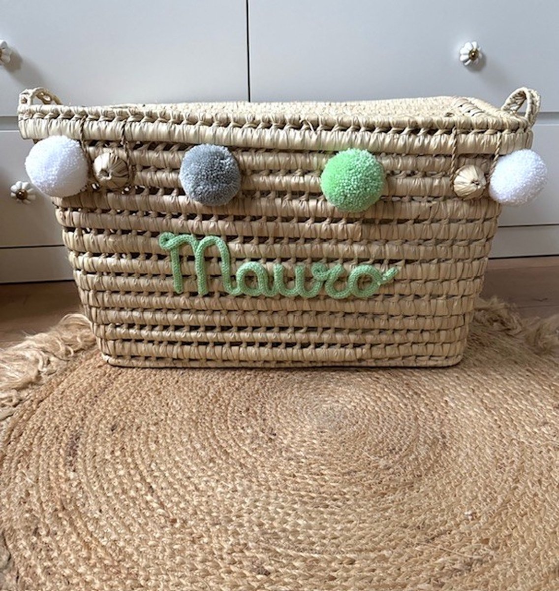 Opbergmand - Rieten mand - 60cm - Speelgoed - Opbergen - Mand met naam - Pompon - Wol - Gepersonaliseerd - Handgemaakt - Decoratie - Geboortegeschenk - Verjaardagscadeau - Kraamgeschenk - Geboorte - Marokko - Palmblad - Cadeau - Kinderkamer - Koffer