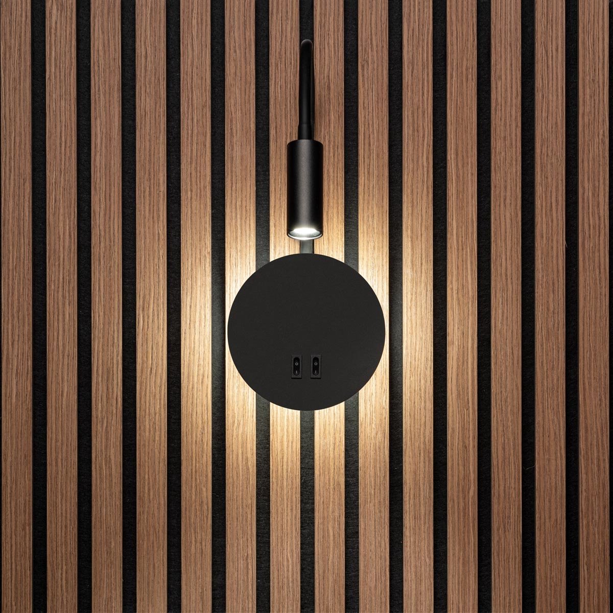 Akudeco – Wandlamp met netstroomaansluiting – Nachtkastje lamp – Dubbele verlichting – 3000K – Zwart
