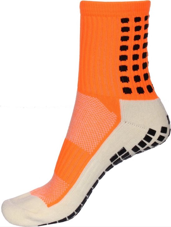 Oranje sportsok met zwarte gripjes en witte versteviging bij de hiel en teen.
