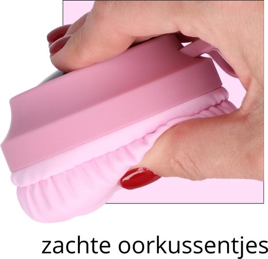 Hand met rode nagellak houdt een roze koptelefoon met zachte, opvallende roze oorkussens vast.