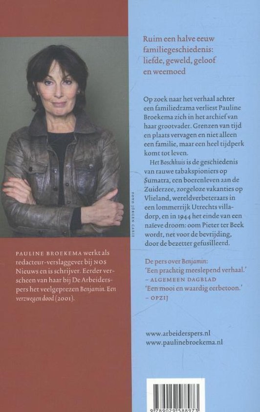 Achterkant boek: Pauline Broekema met leren jas, tekst over haar leven en boek 'Het Boschhuis'.