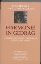 Voorpagina boek 'Harmonie in gedrag' met afbeelding, titel en auteurs. Kleuren: beige en bruin.
