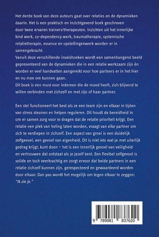 Achterkant van een boek met donkerblauwe achtergrond en witte tekst. Een barcode is zichtbaar op de onderkant.