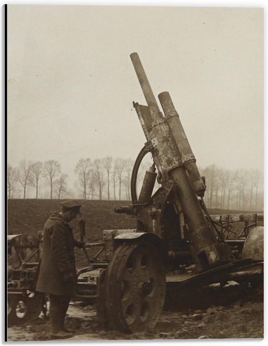 Dibond - Foto uit de Oorlog met Kanon - 30x40cm Foto op Aluminium (Wanddecoratie van metaal)
