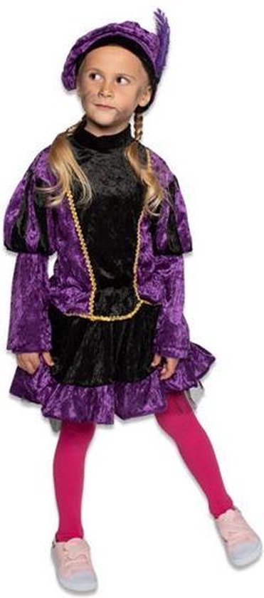 Meisje in paars en zwart Piet-kostuum met baret, goudkleurige bies en roze panty.