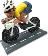 Grappige beroepen beeldje wielrenner op racefiets in geel shirtje de komische wereld van karikatuur beeldjes – komische beeldjes – geschenk voor – cadeau -gift -verjaardag kado