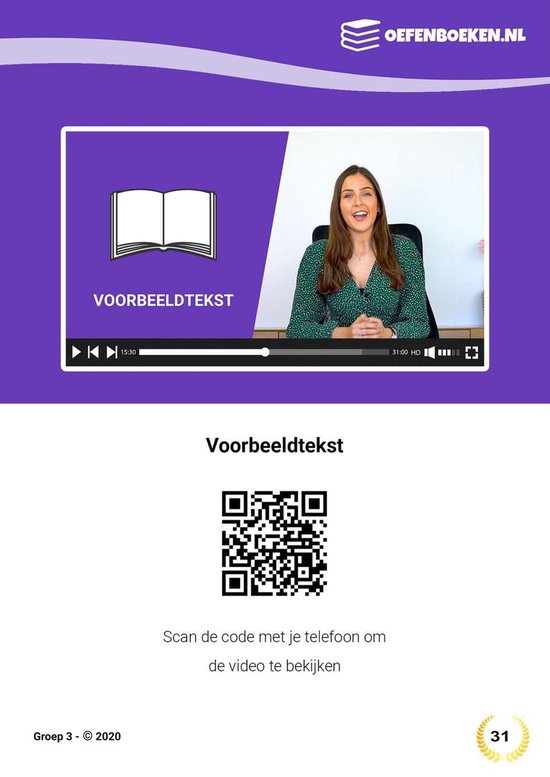 Vrouw met bruine krullen in een groene top met witte stippen, glimlacht en kijkt naar de camera. Ze zit in een kantoorstoel.