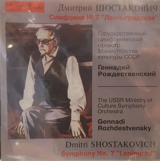 Albumhoes met een zittende man met bril en vest. Dmitri Shostakovich, Symfonie nr. 7 'Leningrad'.
