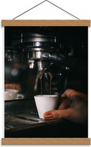 Schoolplaat – Espresso Kopje onder Koffiezetapparaat - 30x40cm Foto op Textielposter (Wanddecoratie op Schoolplaat)