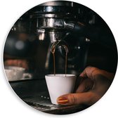 Forex Wandcirkel - Espresso Kopje onder Koffiezetapparaat - 50x50cm Foto op Wandcirkel (met ophangsysteem)