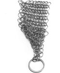 Zilverkleurige metalen schuurspons
met ring, op een witte achtergrond.