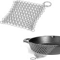 Zilverkleurige metalen schuurspons
met ring en een gietijzeren pan.
