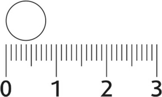 Een tablet met een diameter van minder dan 1 cm, gemeten op een liniaal.
