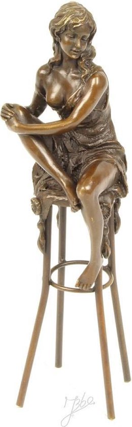 Dame sur chaise de bar - Statue en bronze - patiné doré - hauteur 25,7 cm