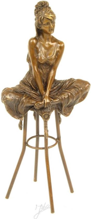 Dame sur chaise de bar - Statue en bronze - patiné doré - hauteur 27,1 cm