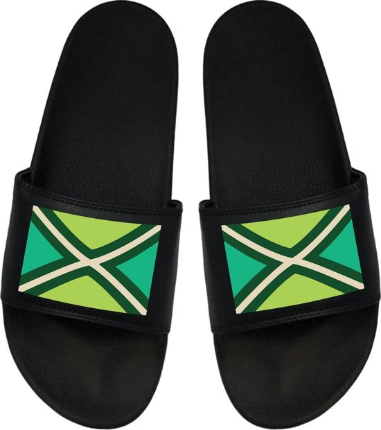 Zwarte slippers met op de band een groen-gele ruit met een wit kruis.